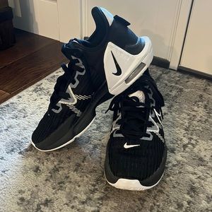 Nike LeBron Witness Mens 8.5 in great condition